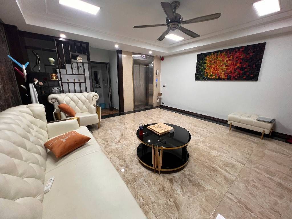 NHÀ ĐẸP TRUNG KÍNH - PHÂN LÔ 7 TẦNG THANG MÁY - KHU VĂN PHÒNG