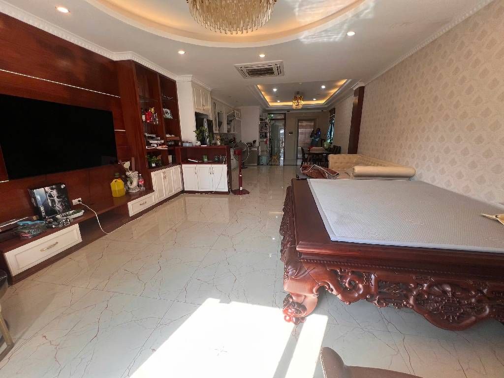 NHÀ ĐẸP TRUNG KÍNH - PHÂN LÔ 7 TẦNG THANG MÁY - KHU VĂN PHÒNG