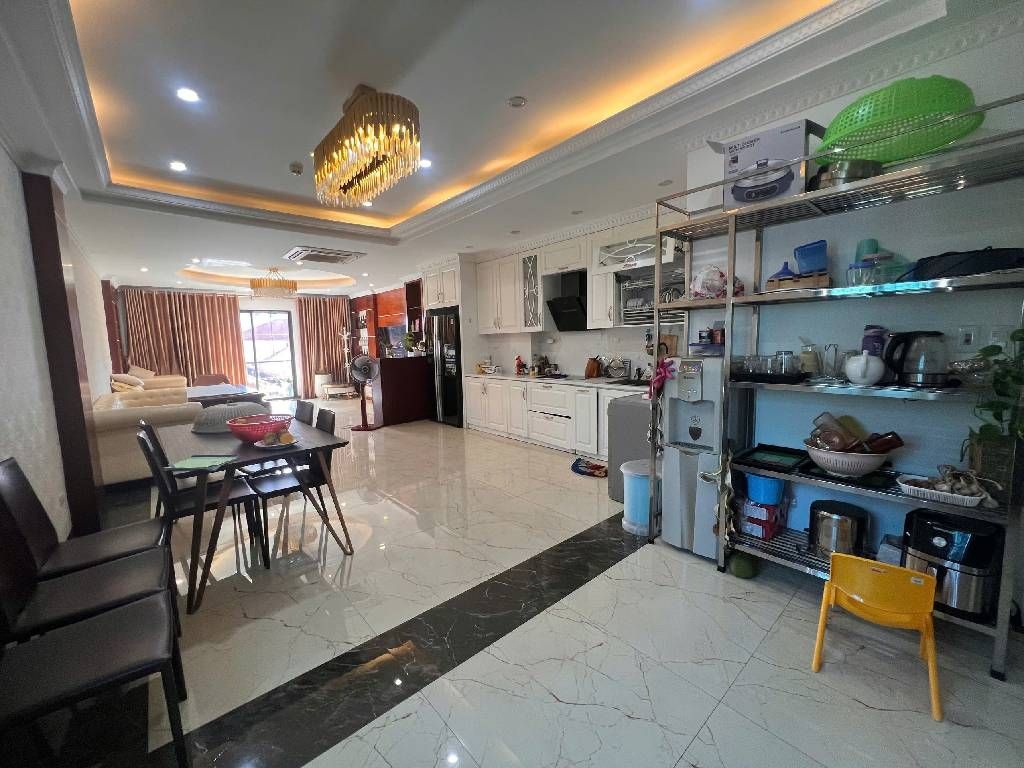 NHÀ ĐẸP TRUNG KÍNH - PHÂN LÔ 7 TẦNG THANG MÁY - KHU VĂN PHÒNG