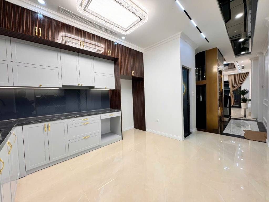 PHÂN LÔ HOÀNG QUỐC VIỆT,  7 TẦNG THANG MÁY, THOÁNG TRƯỚC SAU