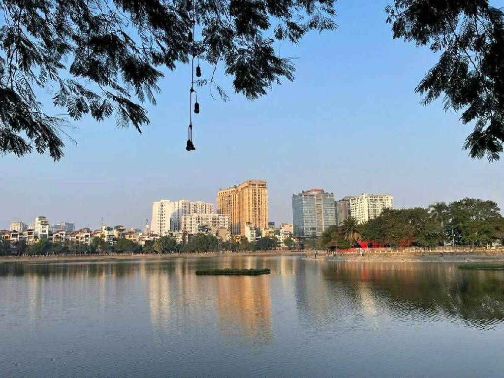 MẶT HỒ HOÀNG CẦU, NGAY SÁT QUẬN UỶ ĐỐNG ĐA, VƯỜN HOA 1/6