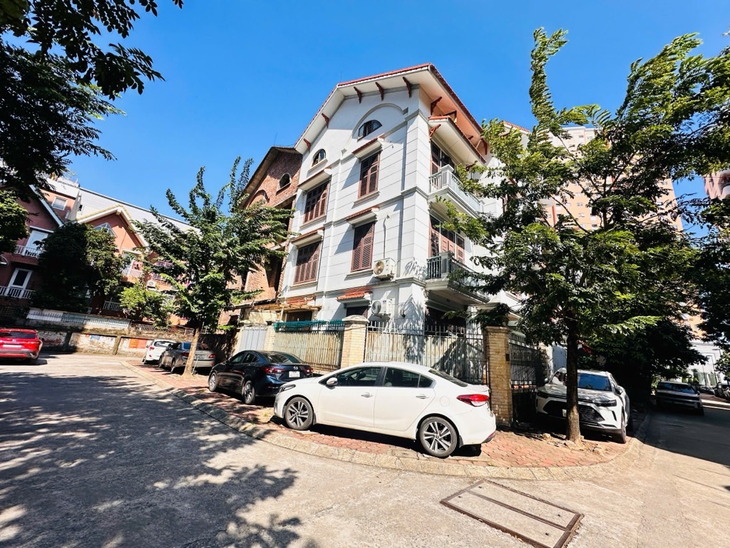 BIỆT THỰ LÔ GÓC, 2 MẶT TIỀN, VỈA HÈ, 3 Ô TÔ TRÁNH NHAU