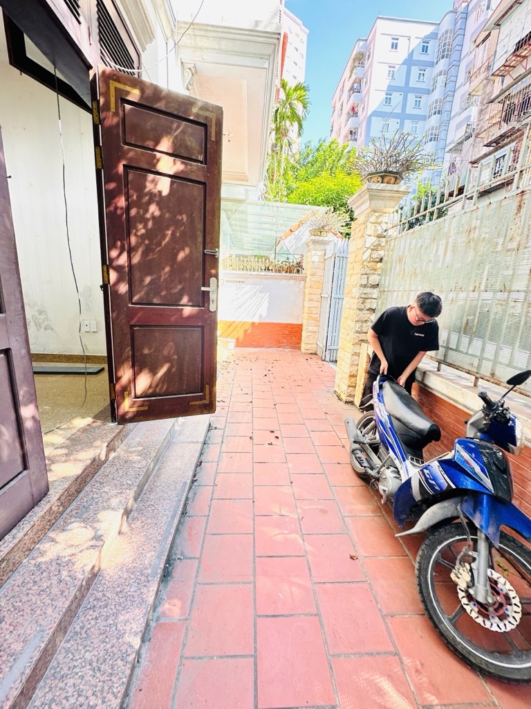 BIỆT THỰ LÔ GÓC HOÀNG QUỐC VIỆT, 2 MẶT TIỀN, 3 Ô TÔ TRÁNH NHAU 