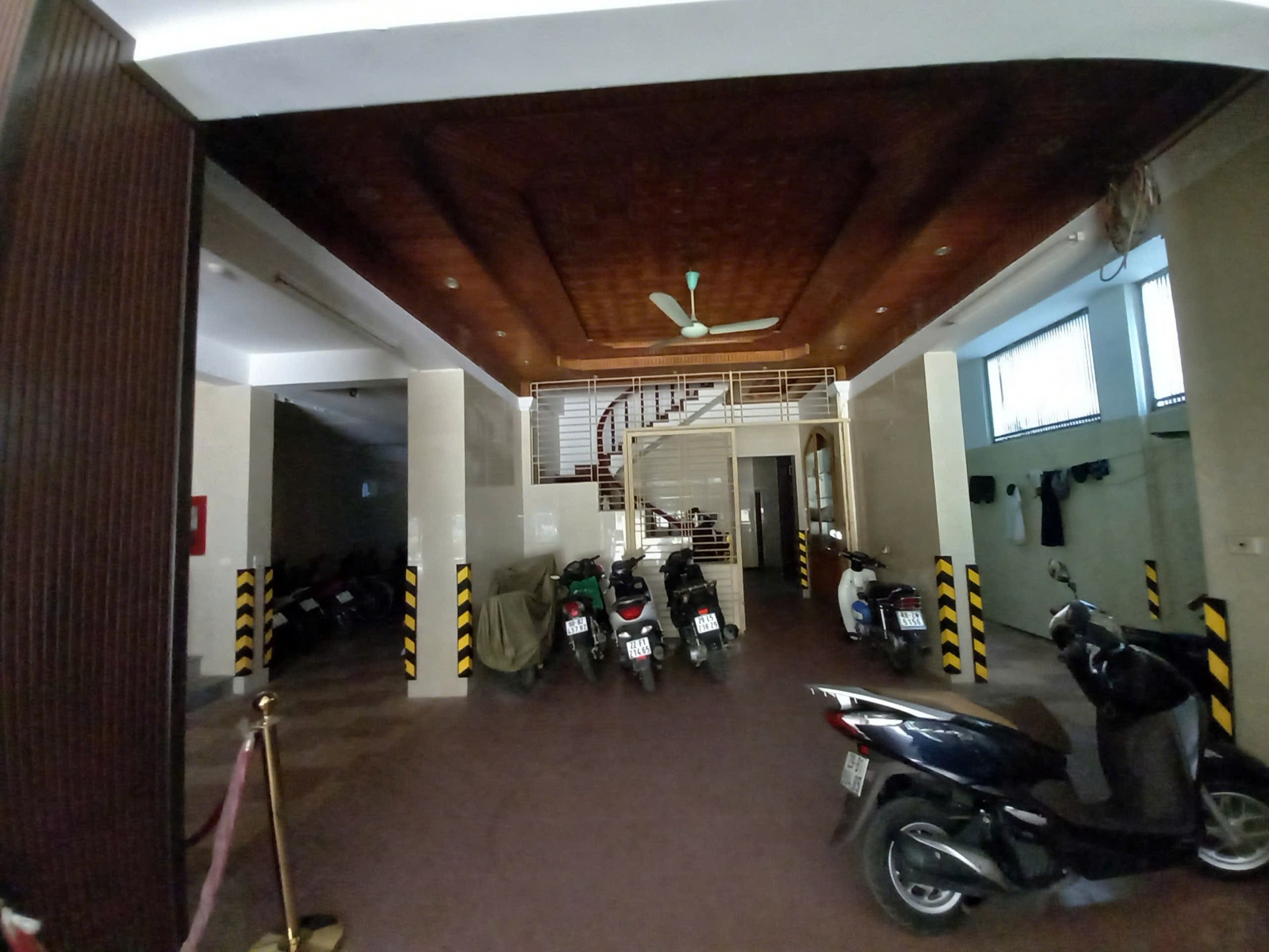 TÒA NHÀ LỪNG LỮNG PHỐ HOÀNG QUỐC VIỆT, MẶT TIỀN 8.5M, DÒNG TIỀN 2.4 TỶ/NĂM