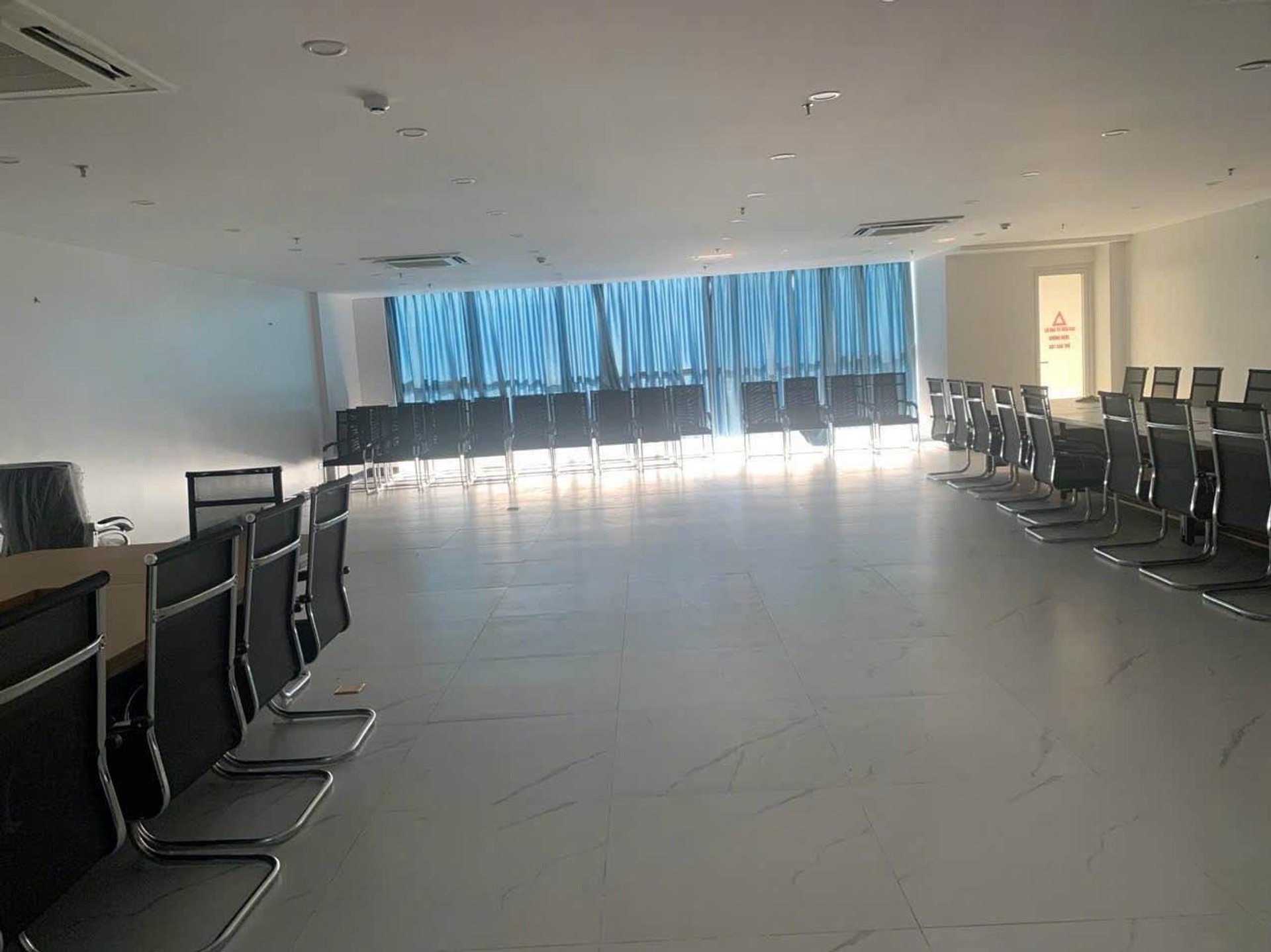 TOÀ NHÀ MẶT ĐƯỜNG PHẠM VĂN ĐỒNG, DÒNG TIỀN 320TR/TH, 9 TẦNG THANG MÁY, MẶT TIỀN 11M